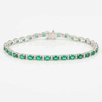 Armband, 18K vitguld ovala smaragder och briljantslipade diamanter.