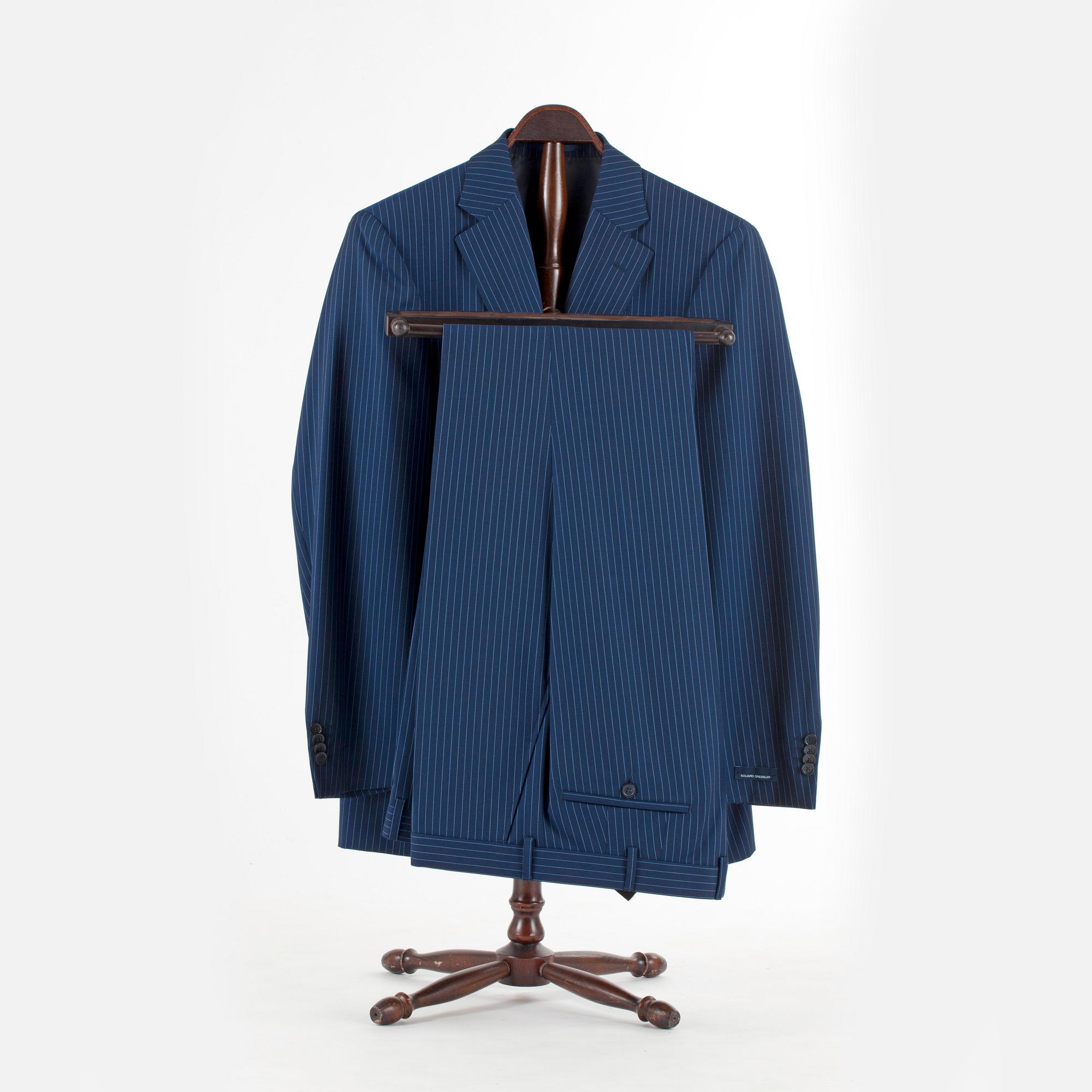 EDUARD DRESSLER, a blue wool suit consisting of jacket and pants. Size 52.