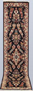 A Sarouk runner, approx. 310 x 72 cm.