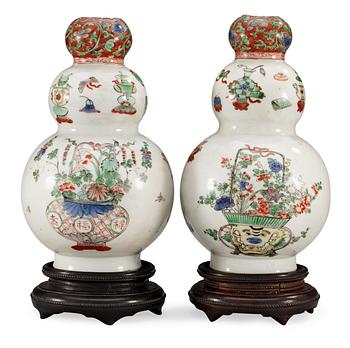 113. A pair of famille verte vases, Qing dynastin. Kangxi 1662-1722).