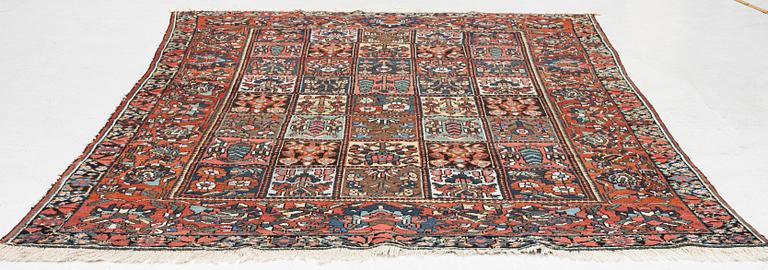 A Chahâr Mahal Bakhtiar carpet, semi-antique, c. 290 x 210 cm.