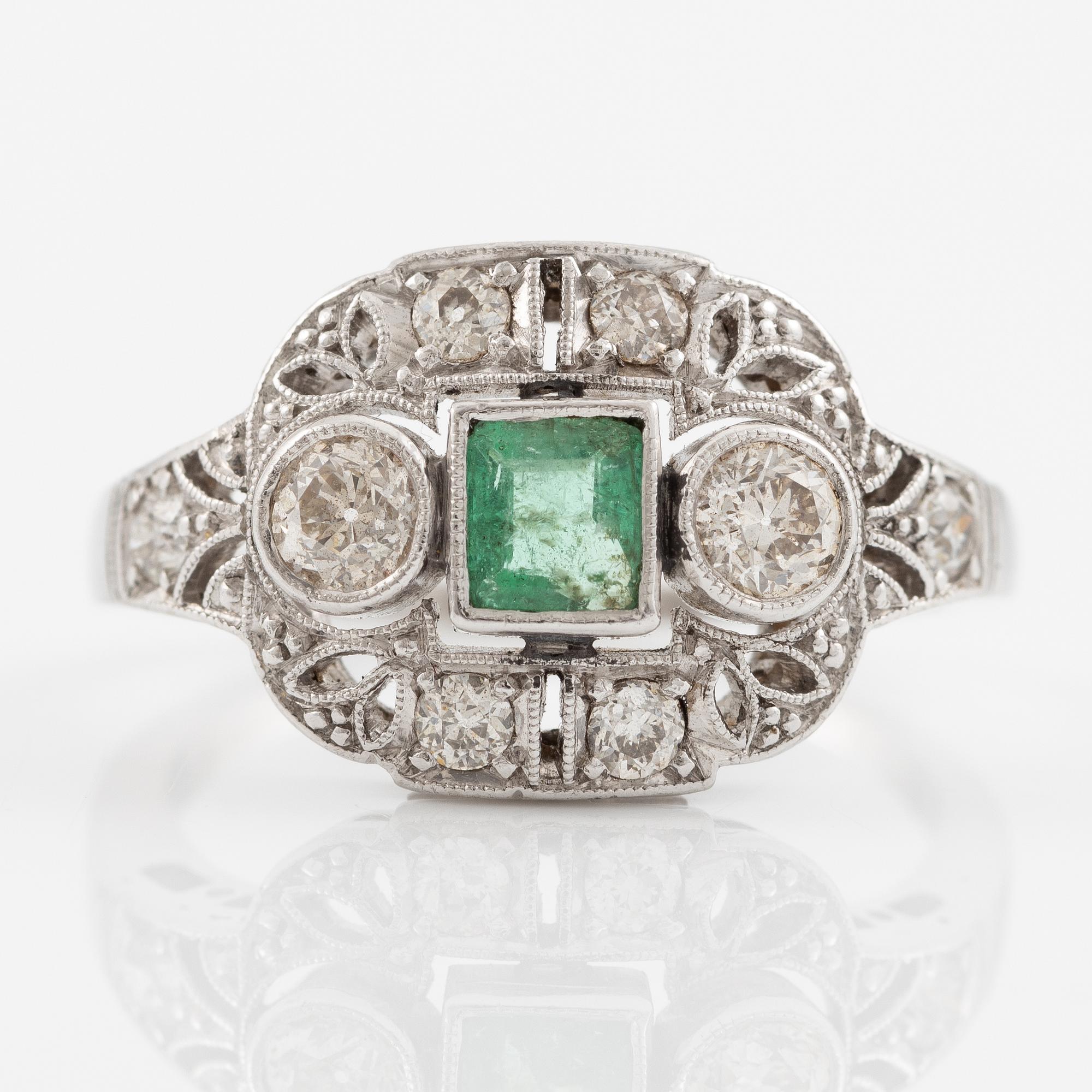 Ring 14K guld med en fasettslipad smaragd och gammalslipade diamanter.
