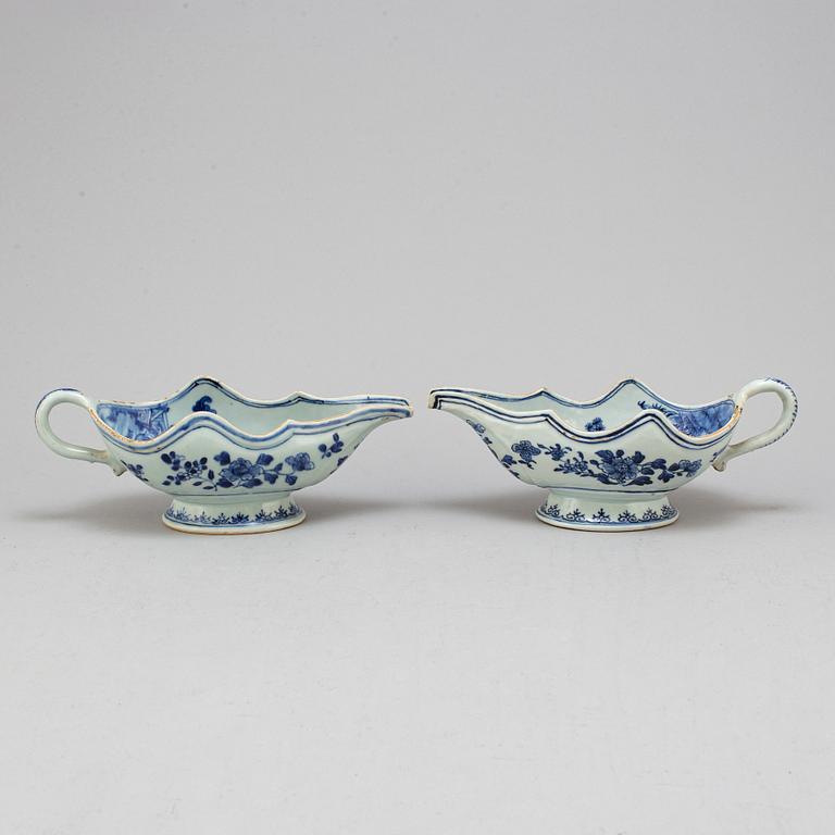 A pair of blue and white export porcelain sauce boats, Qing dynasty, Qianlong (1736-95).