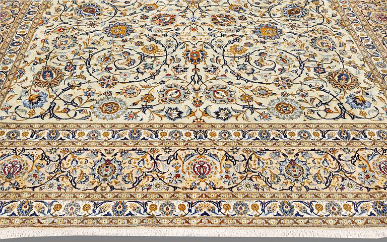 A Keshan carpet, approx. 402 x 300 cm.