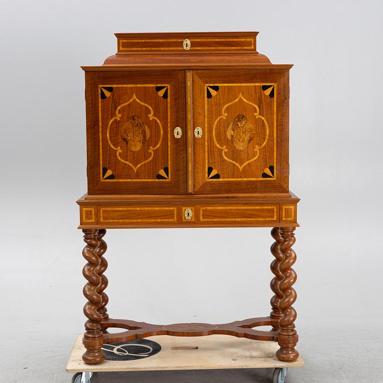 Kabinettskåp, barockstil, omkring 1900.