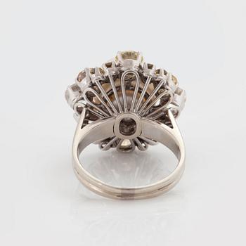 A RING set with round brilliant-cut diamonds.
