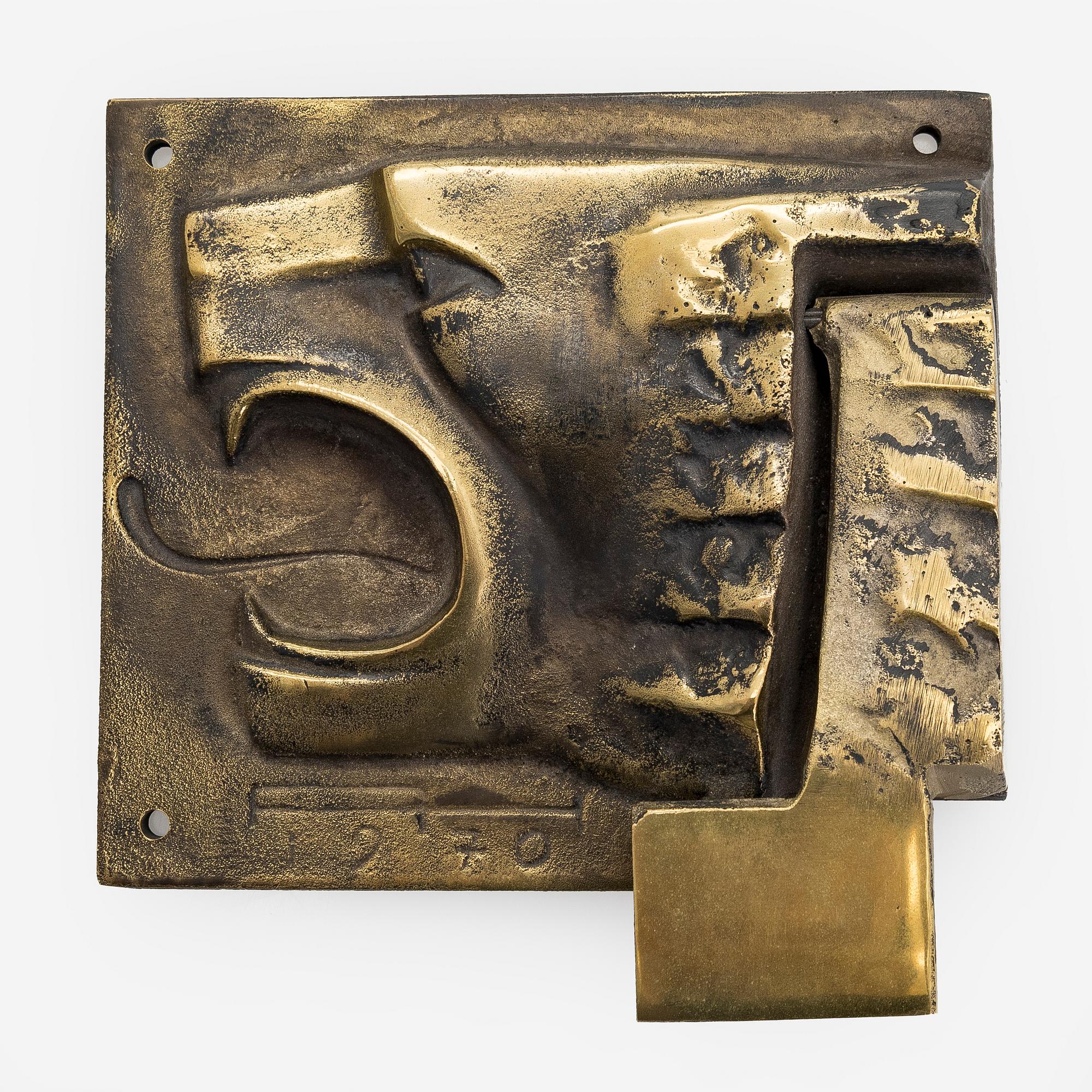 Armas Hutri, ovenkolkutin, pronssia, signeerattu massaan AH ja päivätty 1970.