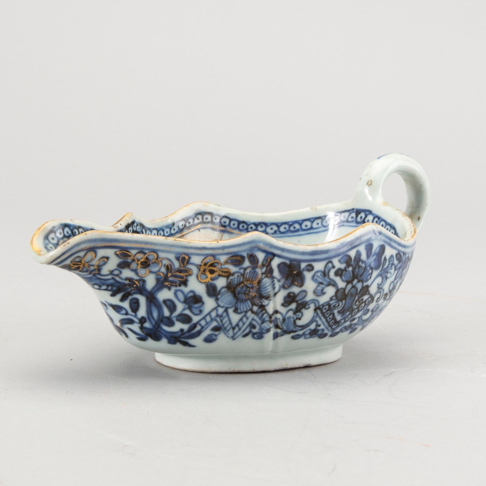 A Chinese Qianlong porcelain sauce boat.