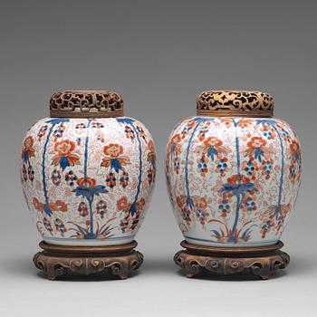 A pair of imari jars, Qing dynasty, 18th Century.