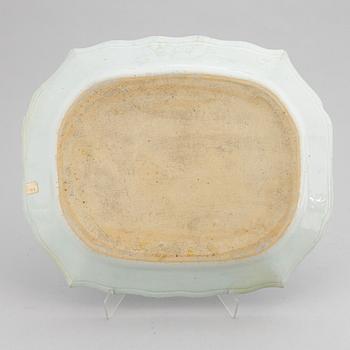 Serveringsfat, porslin, Kina, Qingdynastin, Qianlong (1736-95).