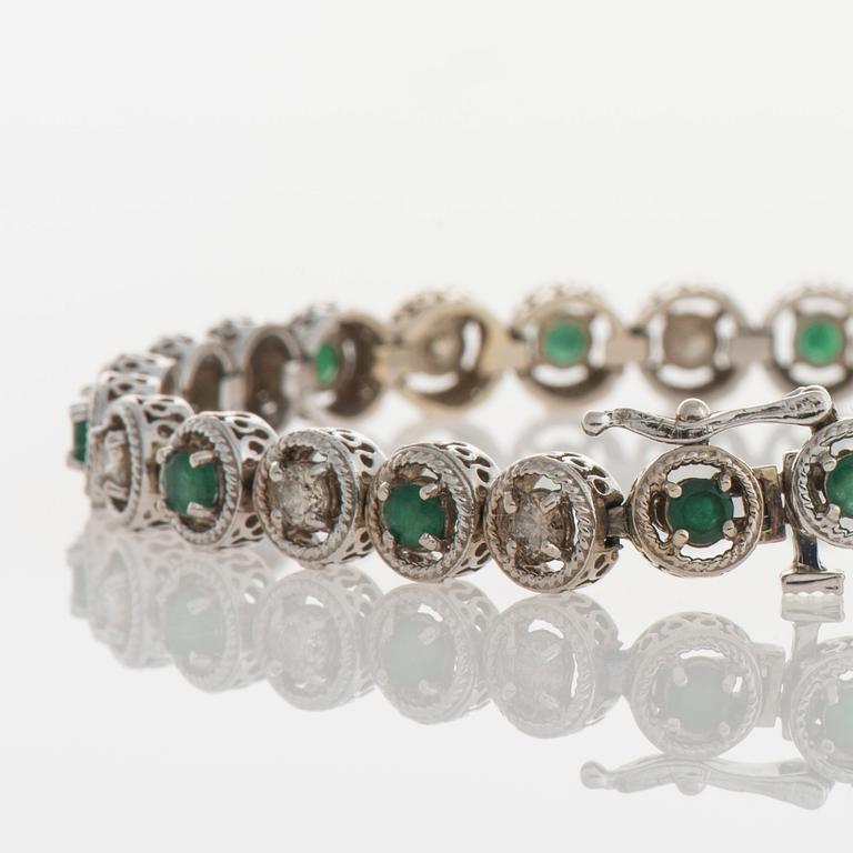 ARMBAND, 14K vitguld, 13 st diamanter, 14 st smaragder. Vikt 13,3 g.