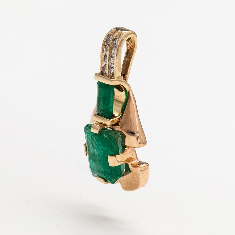 A 14K gold pendant with emeralds and diamonds ca. 0.09 ct in total.