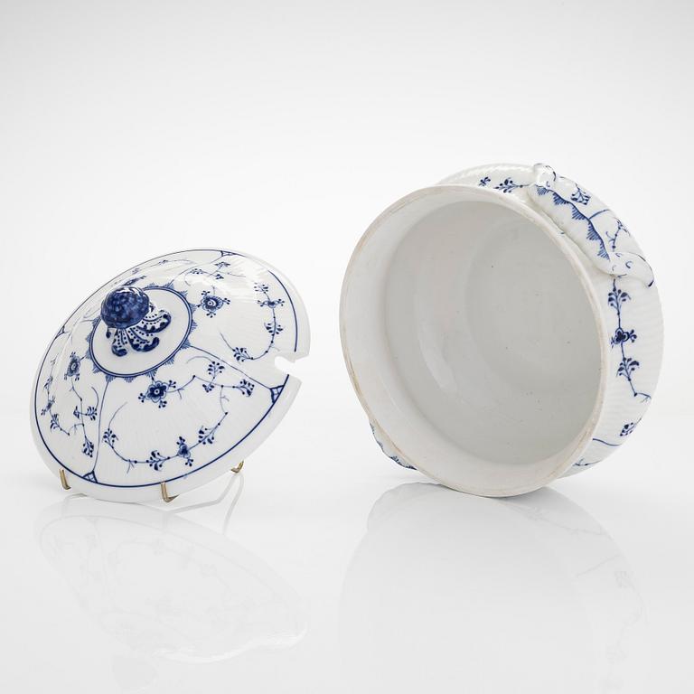 Royal Copenhagen, Terrin med fat,  "Musselmalet", halvblonde, Danmark.