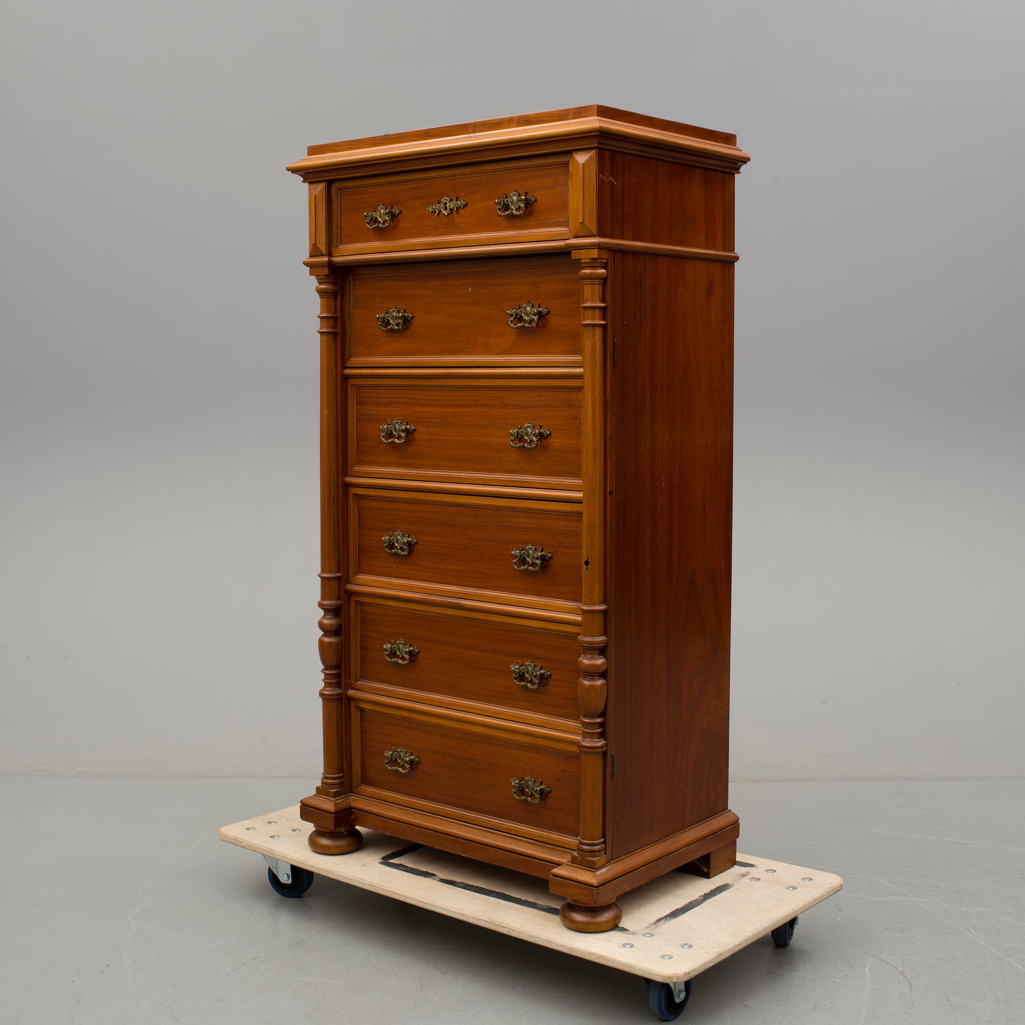 HERRBYRÅ, nyrenässans, omkring 1900.