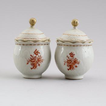 CREMEKOPPAR MED LOCK, 1 par, porslin, Kina, Qianlong 1736-1795.