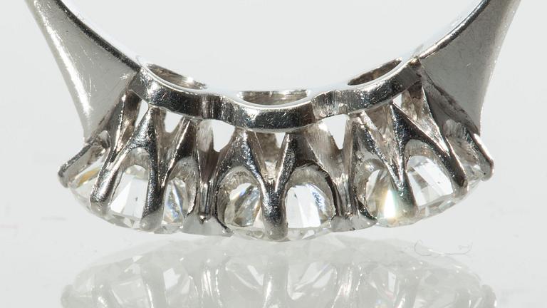 RING, platina med briljantslipade diamanter, totalt ca 1.10 ct. Stockholm, 1937. Vikt ca 2,8 g.
