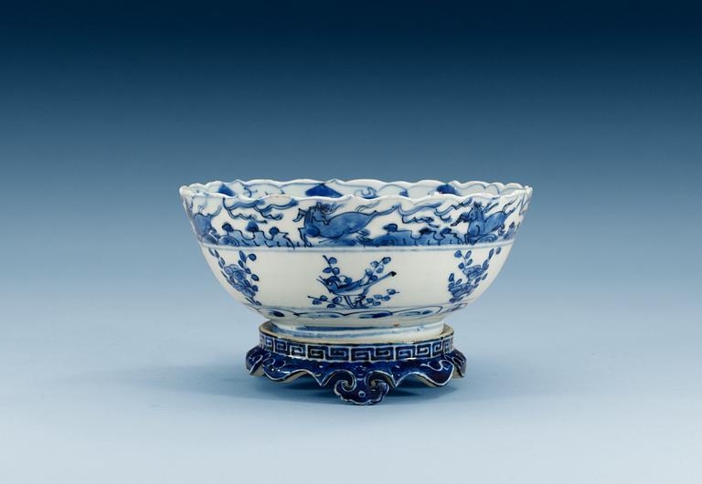 A blue and white bowl, Ming dynasty, 17th Century. With a procelain stand with Guanxu mark.