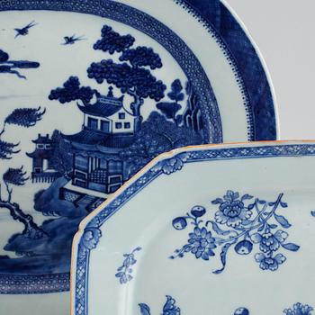 Three porcelain chinese serving dishes from the 18th and 19th century.
