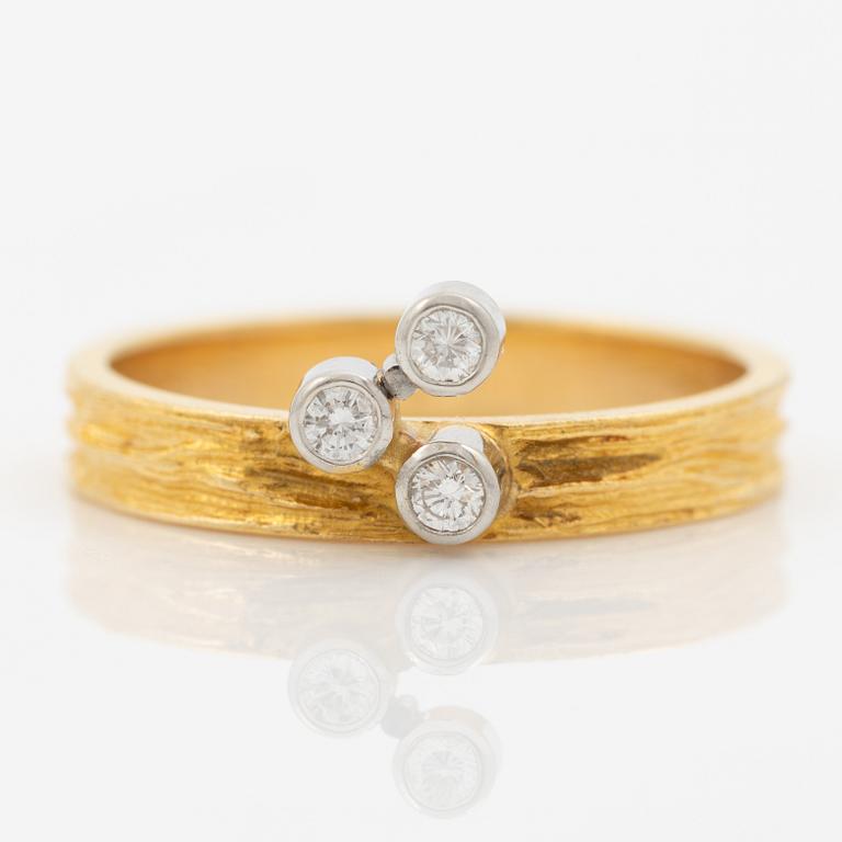 Björn Weckström, Ring, 18K guld med runda briljantslipade diamanter, Finland 1975. För Lapponia.