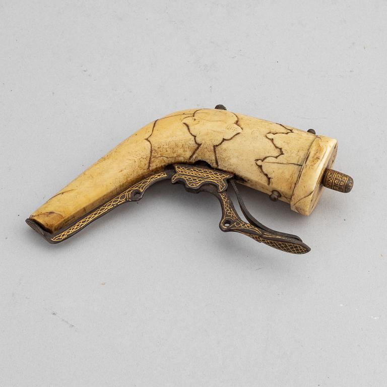 An Indian powder horn, 18th or 19th Century.