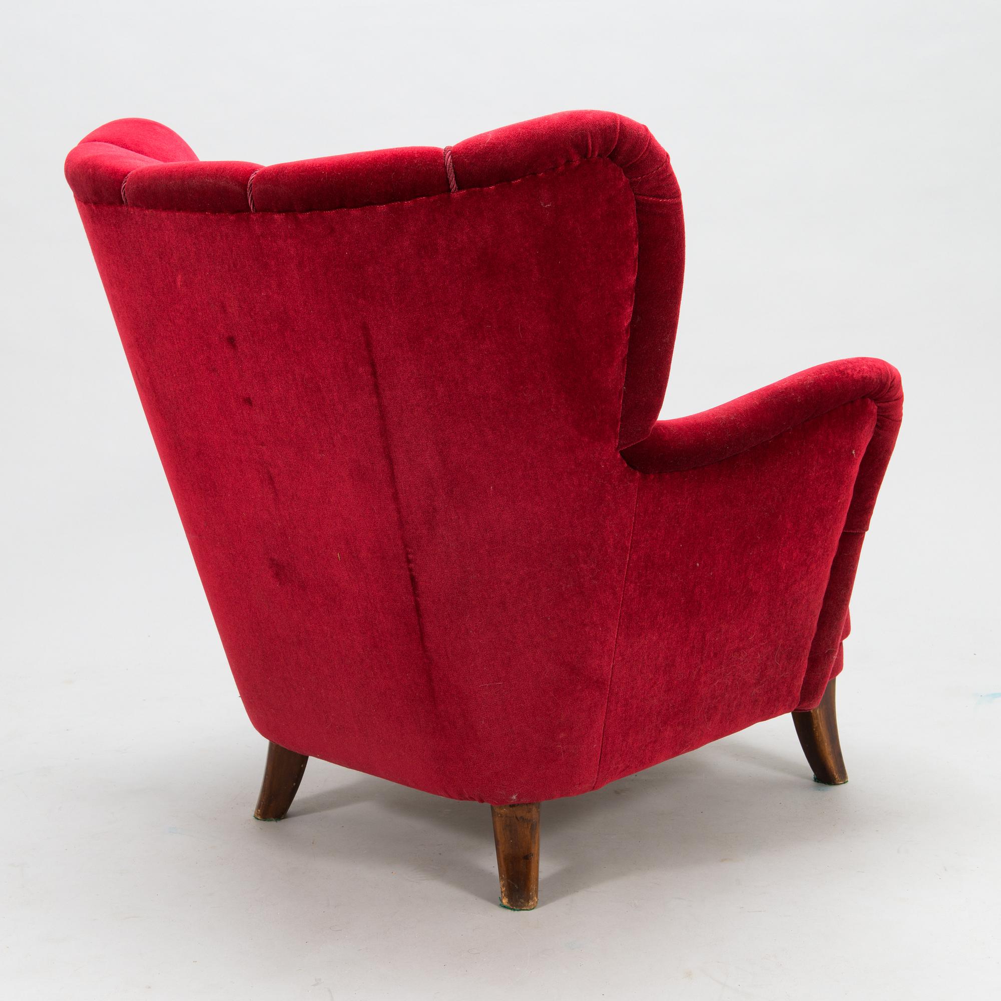 A mid-20th-century armchair.
