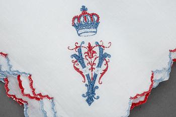 LINNENÄSDUK, med drottning Victoria av Sveriges monogram, 1907-1930.