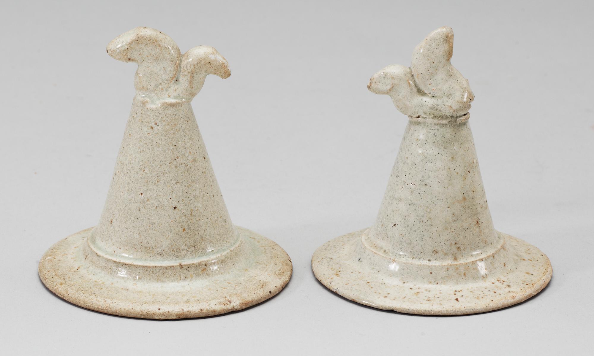 A set of two green glazed vases with covers, Yuan dynasty (1271-1368).