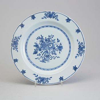 TALLRIKAR, sju stycken (5+2), kompaniporslin. Qingdynastin, Qianlong (1736-95).