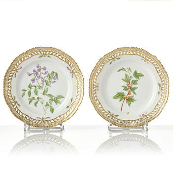 Tallrikar, 13 stycken, porslin. Royal Copenhagen, 'Flora Danica', Danmark, 1900-tal.