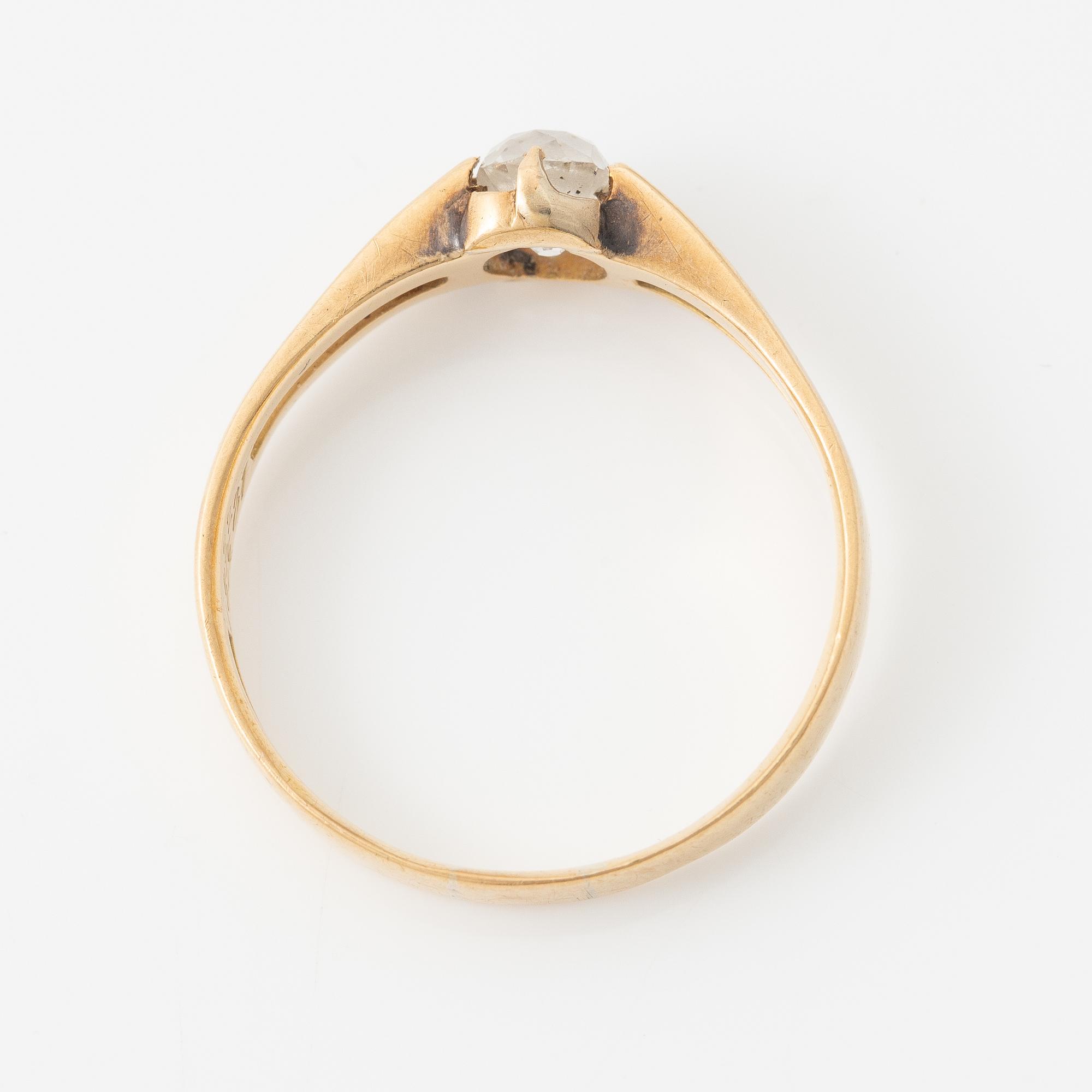 Ring 18K guld med en gammalslipad diamant.