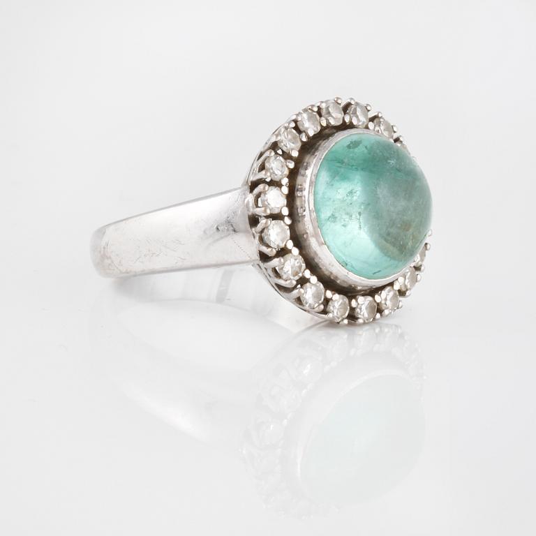 RING, med cabochonslipad smaragd 4,99 ct samt åttkantslipade diamanter 0.54 ct, Ceson, Göteborg, 1978.