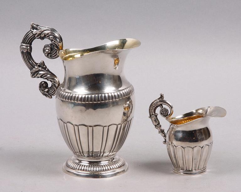 MJÖLK- RESP GRÄDDKANNA, 2 st, empire, Mattias Helén, Västervik resp Gustaf Folcker, Stockholm. 1845 resp 1844.