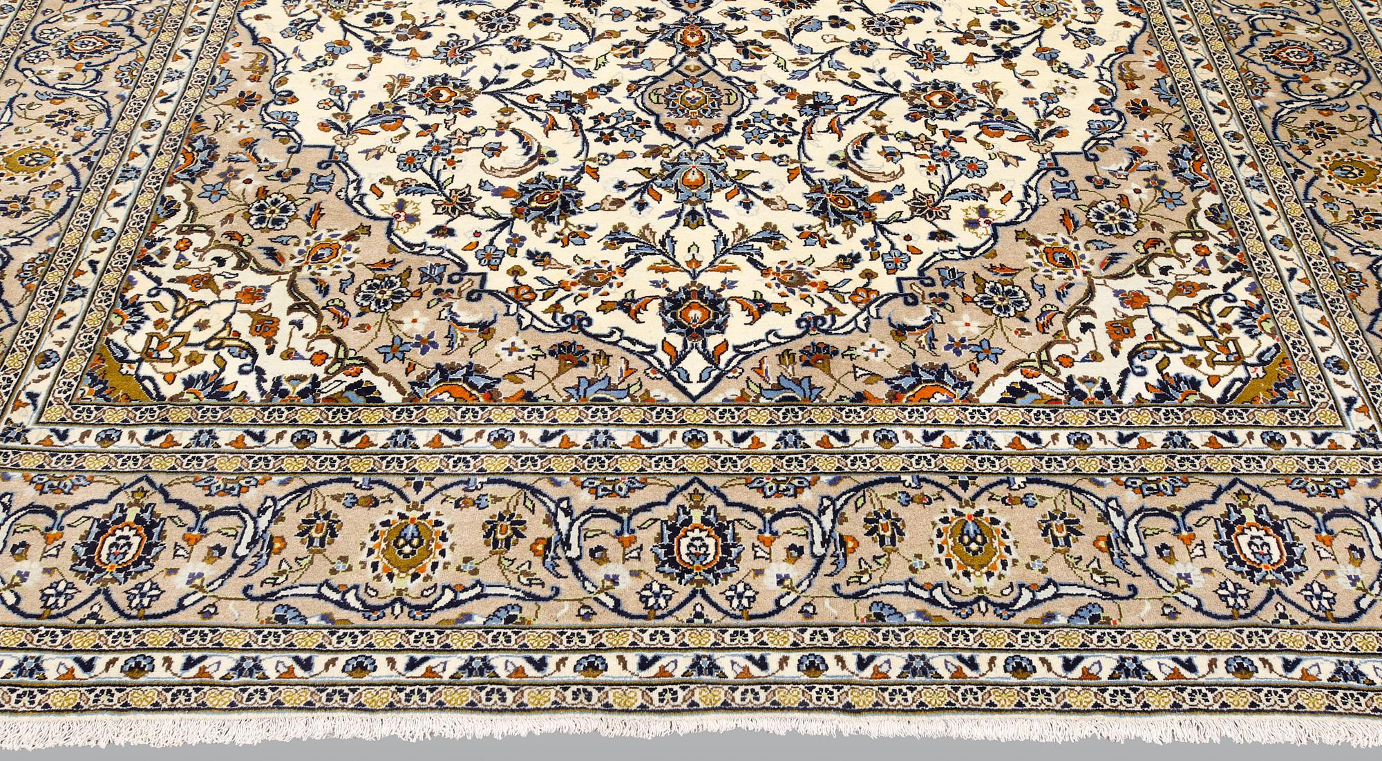 Matta, Keshan, ca 390 x 295 cm.