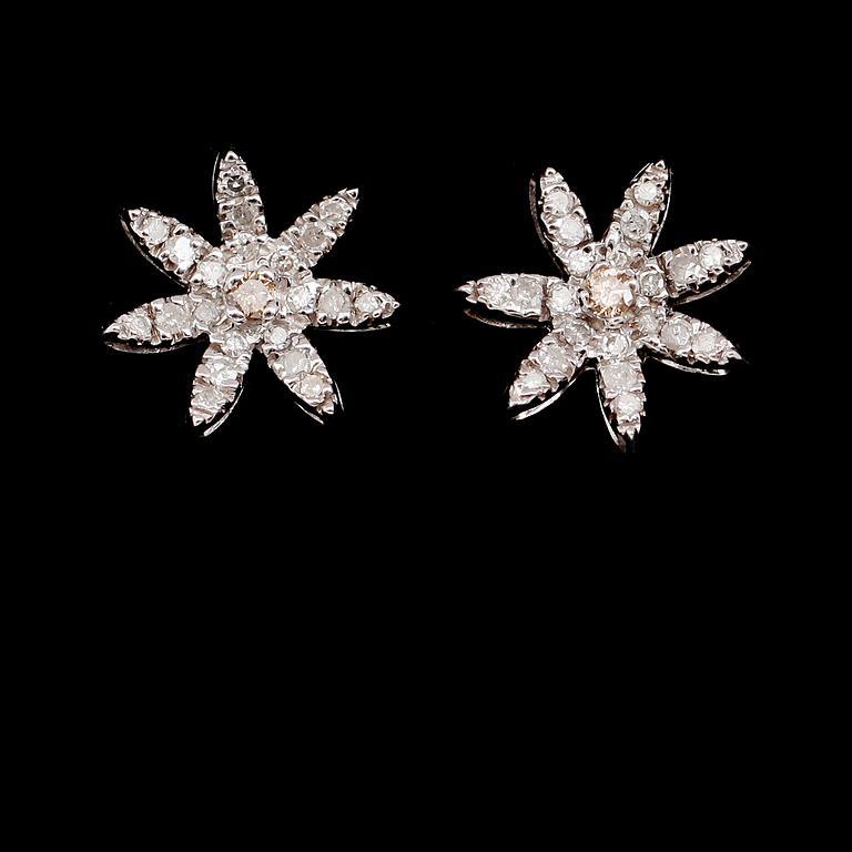 ÖRHÄNGEN, 1 par, 14 k vitguld, briljantslipade diamanter tot ca 0.50 ct.
