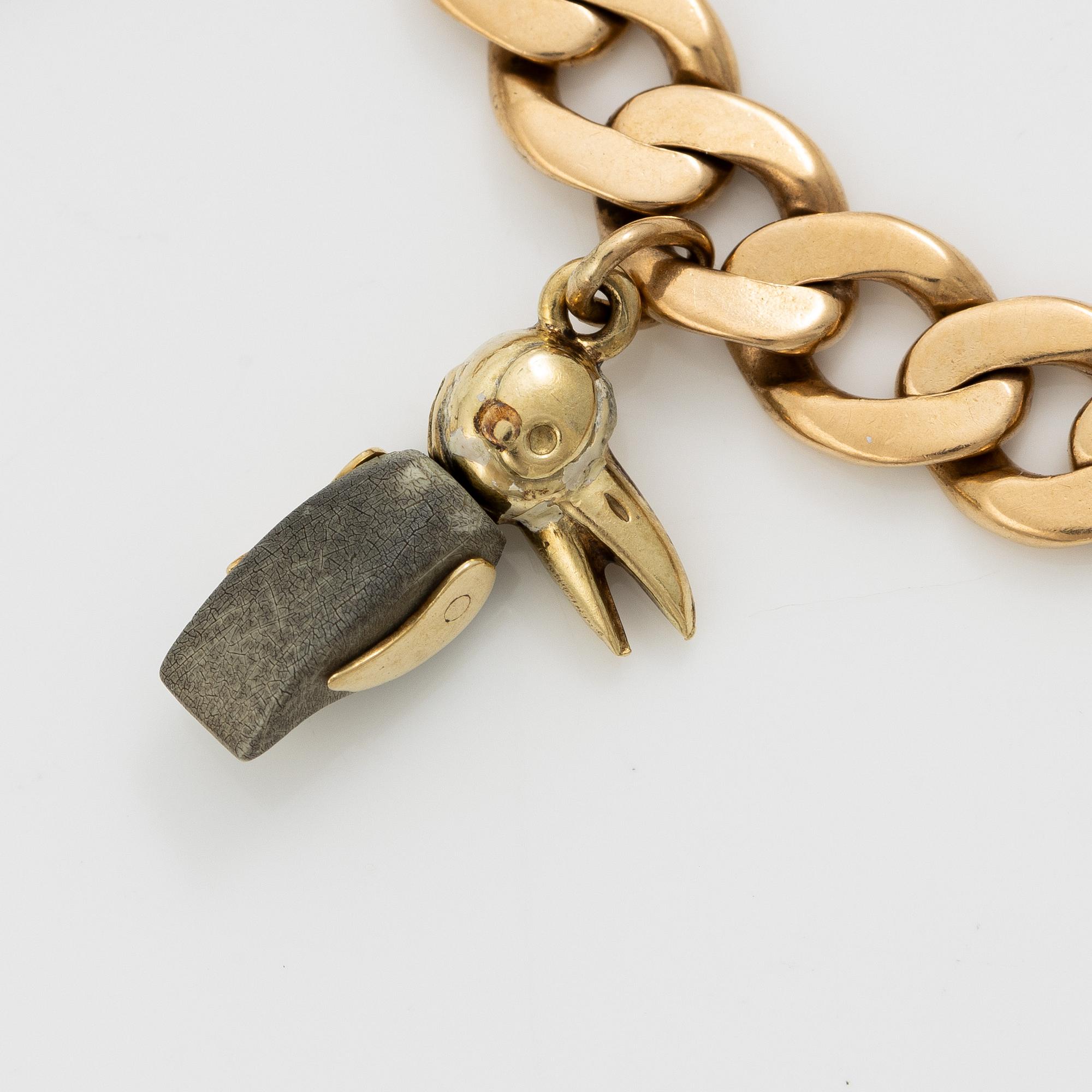 Bracelet 18K gold with charms.