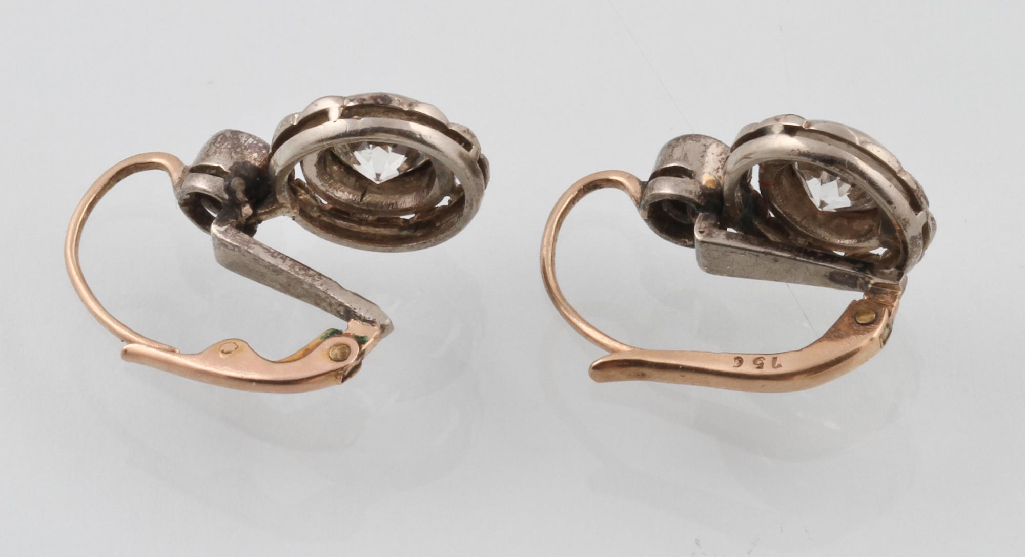 ÖRHÄNGEN, 14K guld och silver med 4 äldre briljantslipade diamanter. Vikt 4,4 gram.
