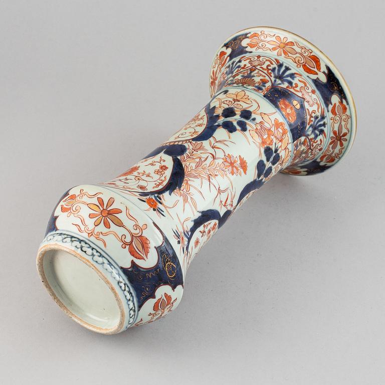 An imari vase, Japan, 19th century.