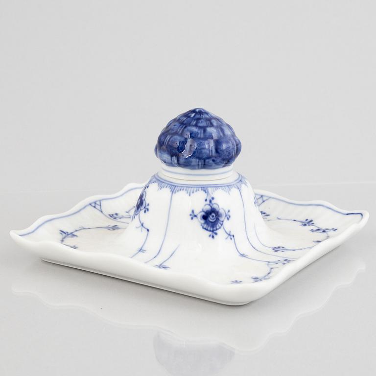 A 'Blue Fluted Plain' porcelain inkwell with cover, Royal Copenhagen, model number 475, 1901-1923.