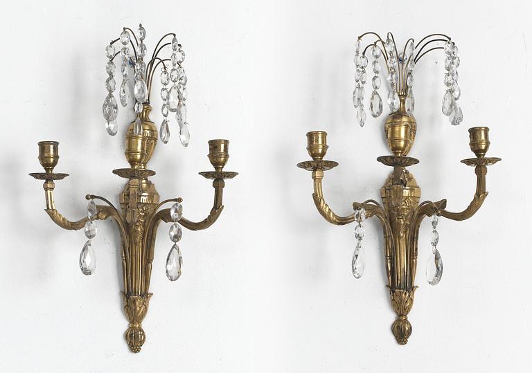 APPLIQUER, för tre ljus, ett par. Louis XVI-stil, delvis äldre delar.