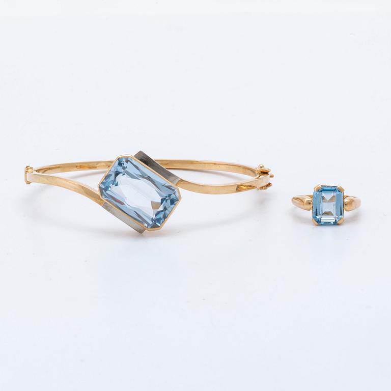 Bangle (opens with a hinge) and ring, 18K gold and spinels (most probably synthetic), total weight 20,5 g.