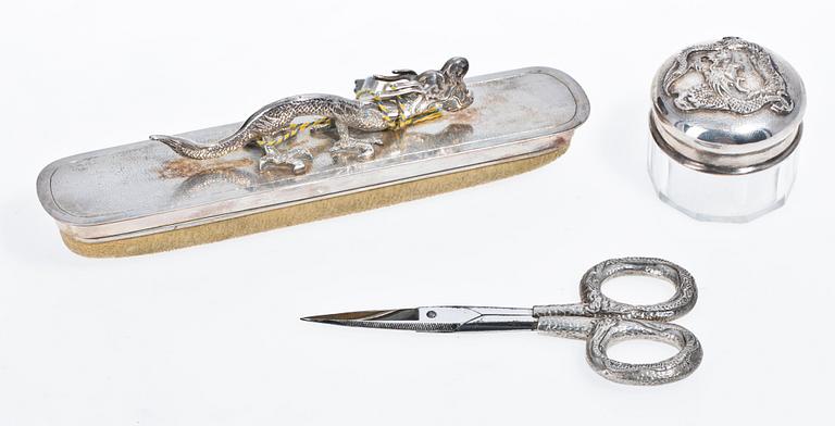 MANIKYRSET, 11 delar. Vitmetall/nysilver. 1900-talets första hälft.