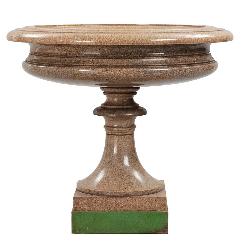 A massive Gardenurn, red Bohus granite, made circa 1905. Empire style.