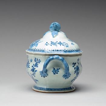 A blue and white tureen with cover,  Qing dynasty, Qianlong (1736-1795).