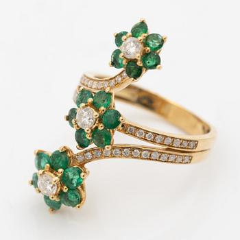 Ring, 18K gold with emeralds and brilliant-cut diamonds.
