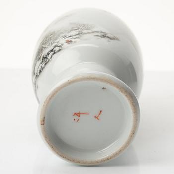 A Chinese porcelain vase, Republic period (1912-49).