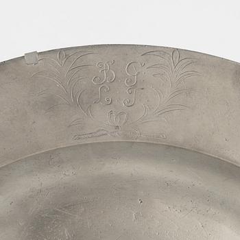 A pewter serving dish, presumably 18th century.
