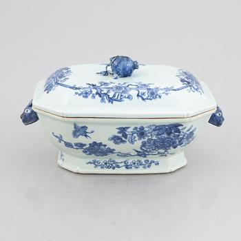 An export porcelain tureen with cover, China, Qianlong (1736-96).