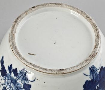 SKÅL med LOCK, porslin, Kina, troligen 1800-tal.