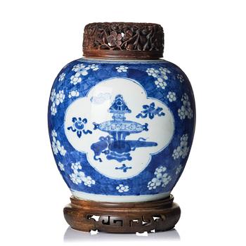 1321. A blue and white 'antiques' jar, Qing dynasty, Kangxi (1662-1722).