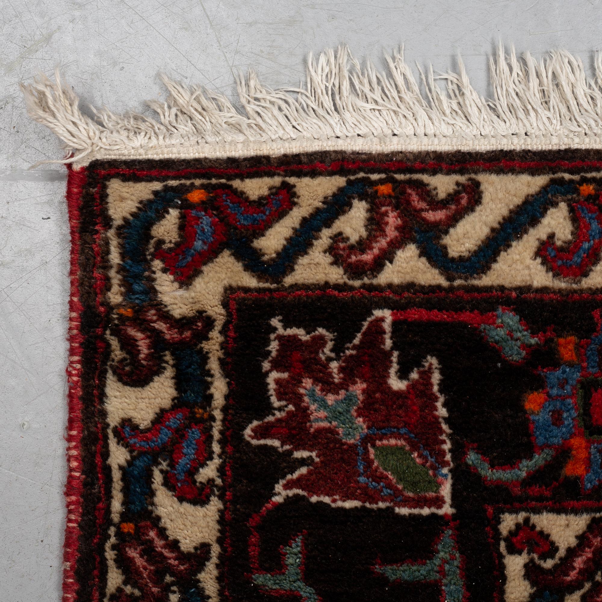 Matto, semi-antique/Old Bakthiari, ca 305 x 175 cm.